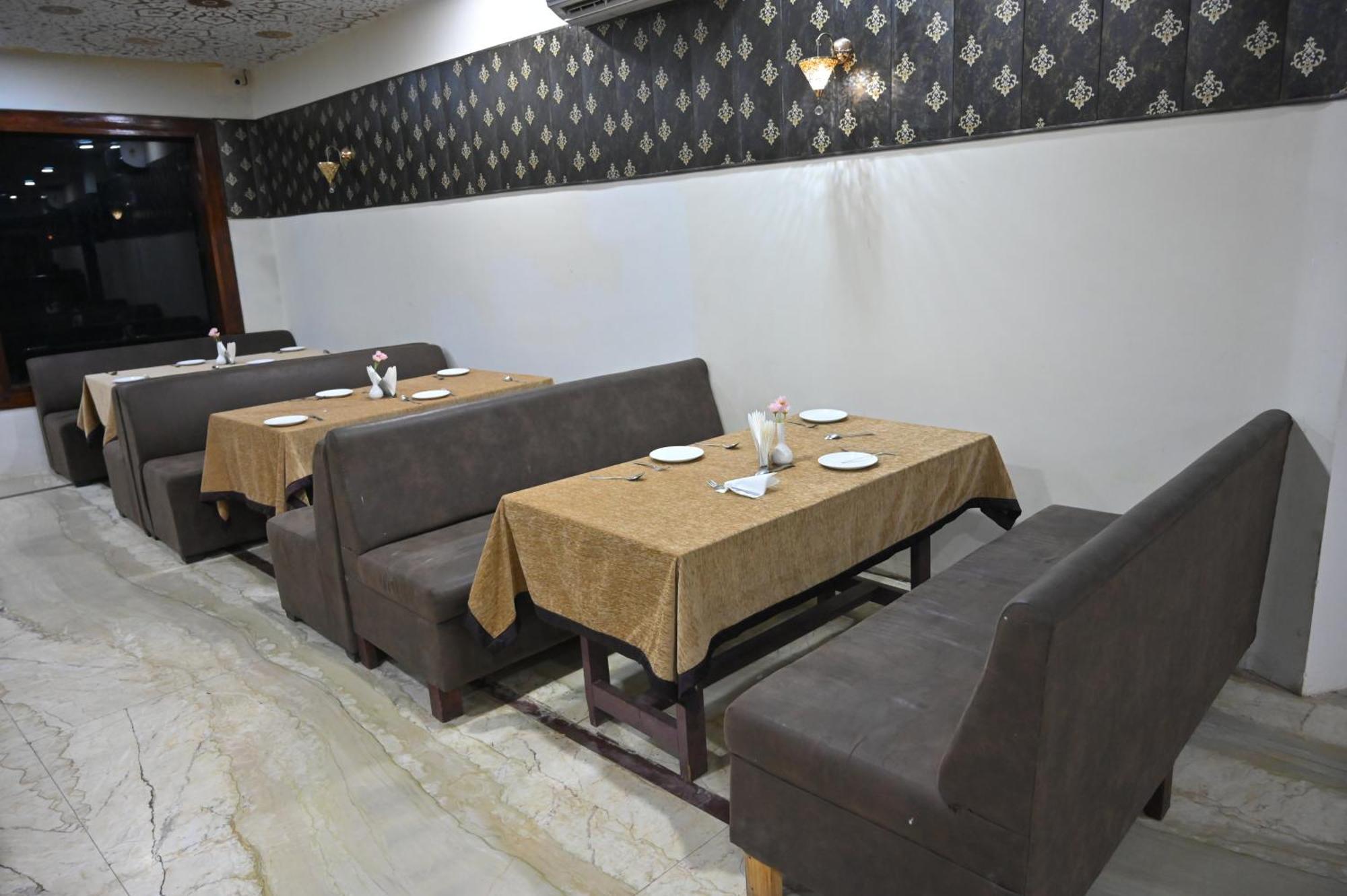 Orchha Club And Resort - Ocr Buitenkant foto