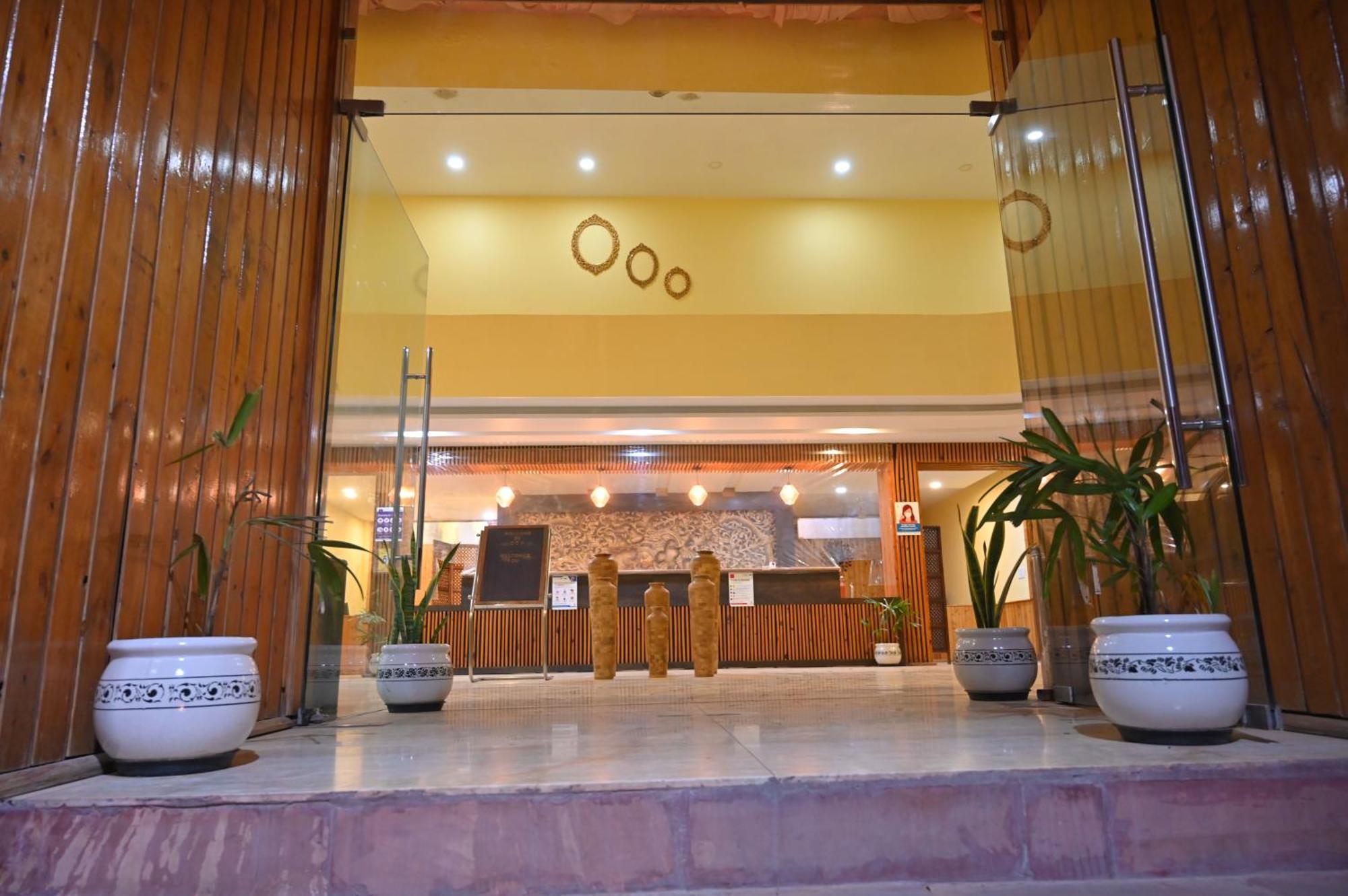 Orchha Club And Resort - Ocr Buitenkant foto