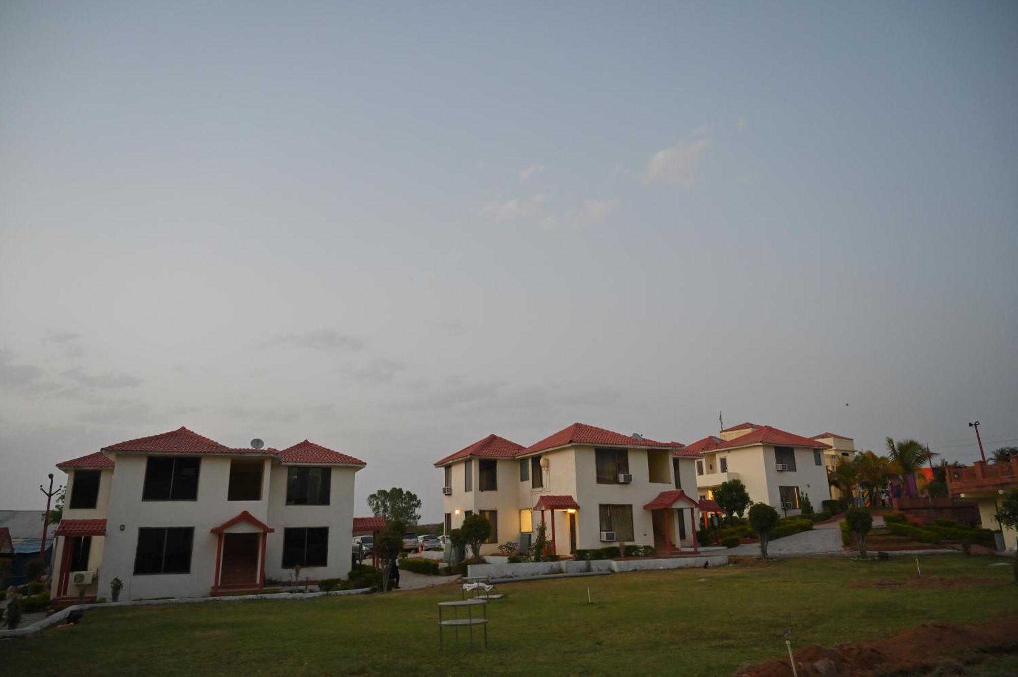 Orchha Club And Resort - Ocr Buitenkant foto